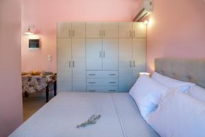 MastorátikaKabos house的一间卧室配有一张带白色橱柜的床和一张书桌。