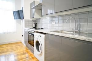 伦敦Centra Studios的厨房配有洗衣机和水槽