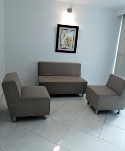 辛塞莱霍Hotel Panorama的一间等待室,配有两把椅子和一张沙发
