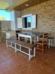 维戈Casa Alcabre (Samil)的厨房配有桌椅和长凳