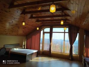 巴统Gonio Hills • Batumi的一间卧室设有一张床和一个大窗户