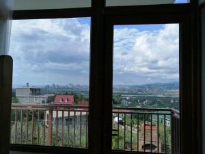 巴统Gonio Hills • Batumi的从窗户可欣赏到城市美景