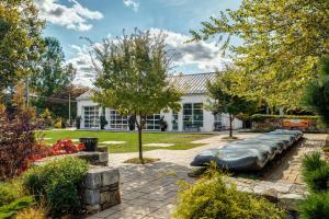 WashingtonOld Litchfield, Washington CT的庭院中带游泳池的房子