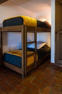 莫托拉Horta da Quinta的砖地板的客房内设有两张双层床。