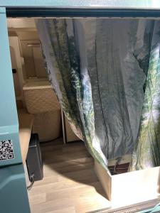 波尔蒂芒Rent a BlueClassics 's campervan vw T3 in Algarve au Portugal,的一间设有床和窗帘的房间