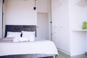 拉格尼西Summer Villa Lagonissi的一间卧室配有带毛巾的床