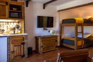 莫托拉Horta da Quinta的带两张双层床和厨房的客房