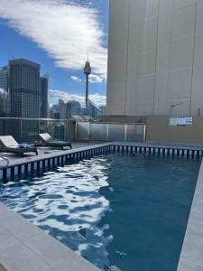 悉尼Prestige Hyde Park Studio Apartment的建筑物屋顶上的游泳池