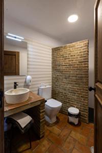 莫托拉Horta da Quinta的一间带水槽、卫生间和砖墙的浴室