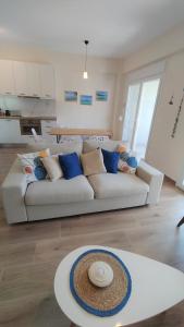 尼基季To Helidoni Apartment & Gardens的客厅配有白色沙发及蓝色枕头