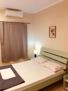 干尼亚Casa Mersini的一间卧室设有一张床和一个窗口
