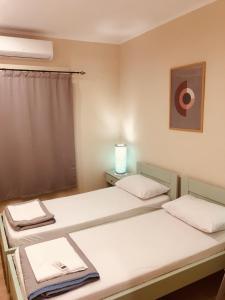 干尼亚Casa Mersini的客房设有两张床和窗户。