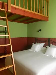巴基奥Basarte Cottage的一间卧室配有一张双层床和梯子