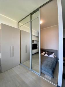 里加Valentine's apartment的卧室设有滑动玻璃门和1张床