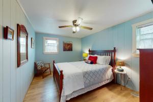 哈特勒斯Sea Shanty 960的一间卧室配有一张床和吊扇