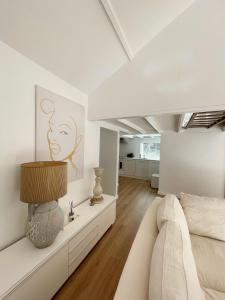 卑尔根Duinstudio Bergen的白色的客厅配有沙发和灯