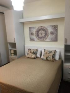 兰佩杜萨Lampedusa Vi attende的一间卧室配有一张带两个枕头的床