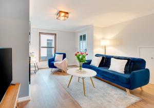 布朗顿Stepcott Cottage的客厅配有蓝色的沙发和桌子