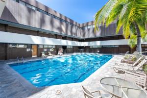 檀香山Stunning Skyview, Pool, Fabulous Location!的大楼前的游泳池