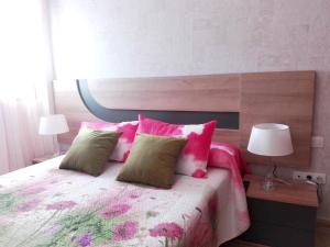 拉雷斯廷加One bedroom apartement at La Restinga Isla del Hierro 200 m away from the beach with wifi的一间卧室配有带粉色和绿色枕头的床