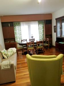 布埃乌4 bedrooms appartement at Bueu的带沙发的客厅和用餐室