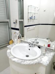 布埃乌4 bedrooms appartement at Bueu的白色的浴室设有水槽和镜子