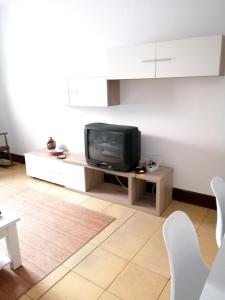 布埃乌4 bedrooms appartement at Bueu的一间客厅,配有一张桌子上放的电视