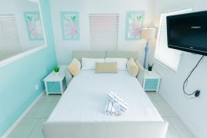 圣徒皮特海滩Cabanas of Treasure Island的客厅配有白色沙发和平面电视。