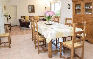 Quinéville哈马奥西蒙度假屋的用餐室以及带桌椅的起居室。