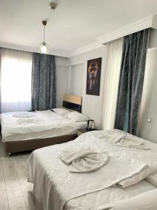 阿塔库姆Ece Han Butik Otel的酒店客房设有两张床和窗户。