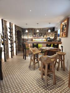 Hôtel Casale Olmia的一间带木桌椅的餐厅和一间酒吧