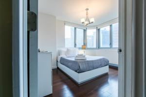 纽约3 BR with Splendid River views的一间卧室设有一张床和一些窗户。