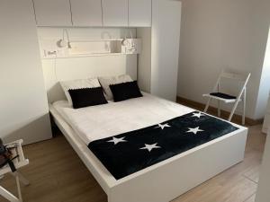Lajes das FloresFazenda Apartments - Apartment 3的一间卧室配有白色的星空床