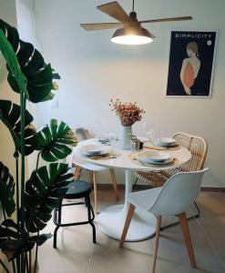 阿马马尔Douro Valley Terrace Apartments的一间配备有桌椅和植物的餐厅