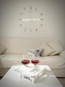 克尔克Apartmani Željka的桌子上放两杯红葡萄酒