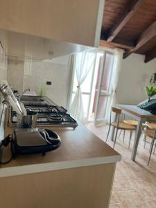 沃盖拉Intero Appartamento Ristrutturato - Voghera的客房内的厨房配有炉灶烤箱