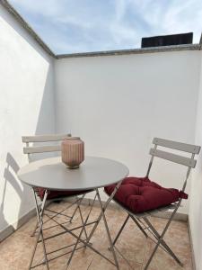 沃盖拉Intero Appartamento Ristrutturato - Voghera的庭院里设有两把椅子和一张桌子
