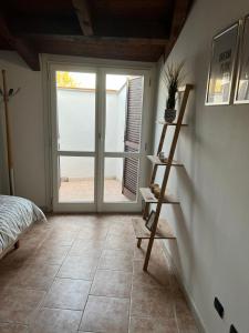 沃盖拉Intero Appartamento Ristrutturato - Voghera的卧室设有大型玻璃门,铺有瓷砖地板。