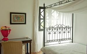 舍夫沙万Dar Rass El Maa的一间卧室配有一张床、一张桌子和一个窗户。
