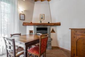 Fiano普的瑞麦扎斯塔达酒店的一间带桌子和壁炉的用餐室