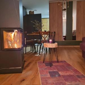 别拉什尼察Winter Park Residence Bjelasnica的客厅设有壁炉和餐桌。