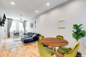 费城Trendy Fairmount Gem-5 star Location, Roof Deck, PARKING, GR8 for FAMILIES的客厅配有桌椅和沙发