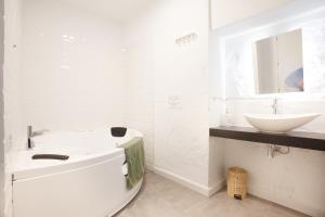 科尔多瓦Altabib Riad的白色的浴室设有水槽和卫生间。