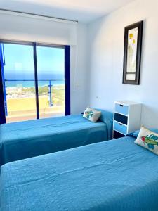 莫哈卡尔Mojacar Espectaculares Vistas al Mar的海景客房 - 带两张床