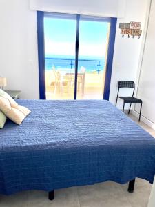 莫哈卡尔Mojacar Espectaculares Vistas al Mar的一间卧室配有一张床,享有海景
