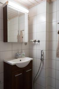 萨洛Villa Moisio - puutaloidylliä Salon keskustassa的浴室配有盥洗盆和带镜子的淋浴
