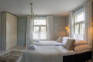 萨洛Villa Moisio - puutaloidylliä Salon keskustassa的一间卧室设有两张床和窗户。