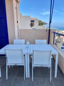 莫哈卡尔Mojacar Espectaculares Vistas al Mar的美景阳台配有桌椅