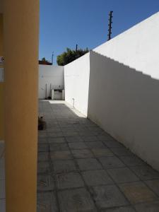 彼得罗利纳Hospedagem Petrolina的前面有一条带走道的白色墙壁