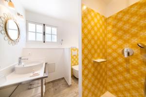 圣特罗佩Les Capucines Saint Tropez的一间带水槽和卫生间的浴室
